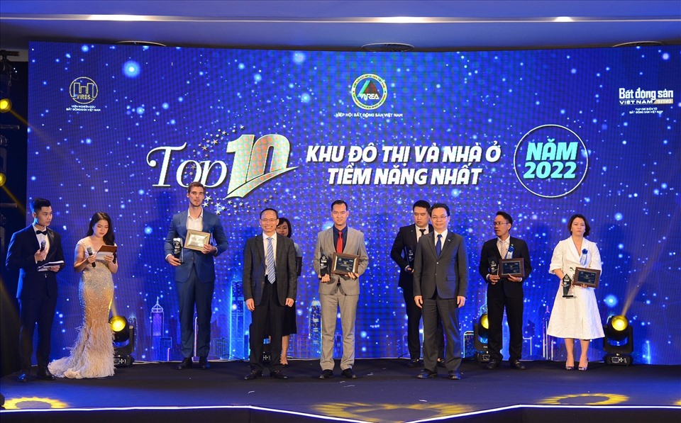 Ông Phạm Minh Đức – Phó TGĐ Thường trực Tập đoàn Tân Á Đại Thành (chính giữa) nhận giải thưởng.