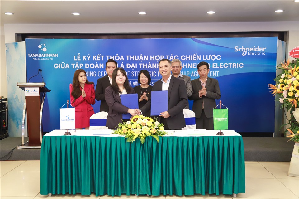 Tân Á Đại Thành và Schneider Electric Việt Nam kí hợp tác chiến lược. Ảnh: Tân Á Đại Thành