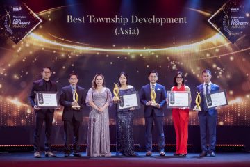 Ông Phạm Minh Đức, Phó TGĐ Tập đoàn Tân Á Đại Thành (ngoài cùng bên phải) nhận giải thưởng Dự án khu đô thị tốt nhất châu Á.