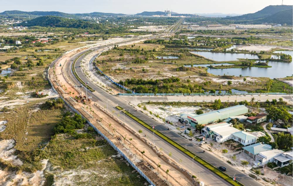 Tuyến đường “xương sống” ĐT 975 đang được mở rộng đến 10 làn xe. Ảnh: Sun Group